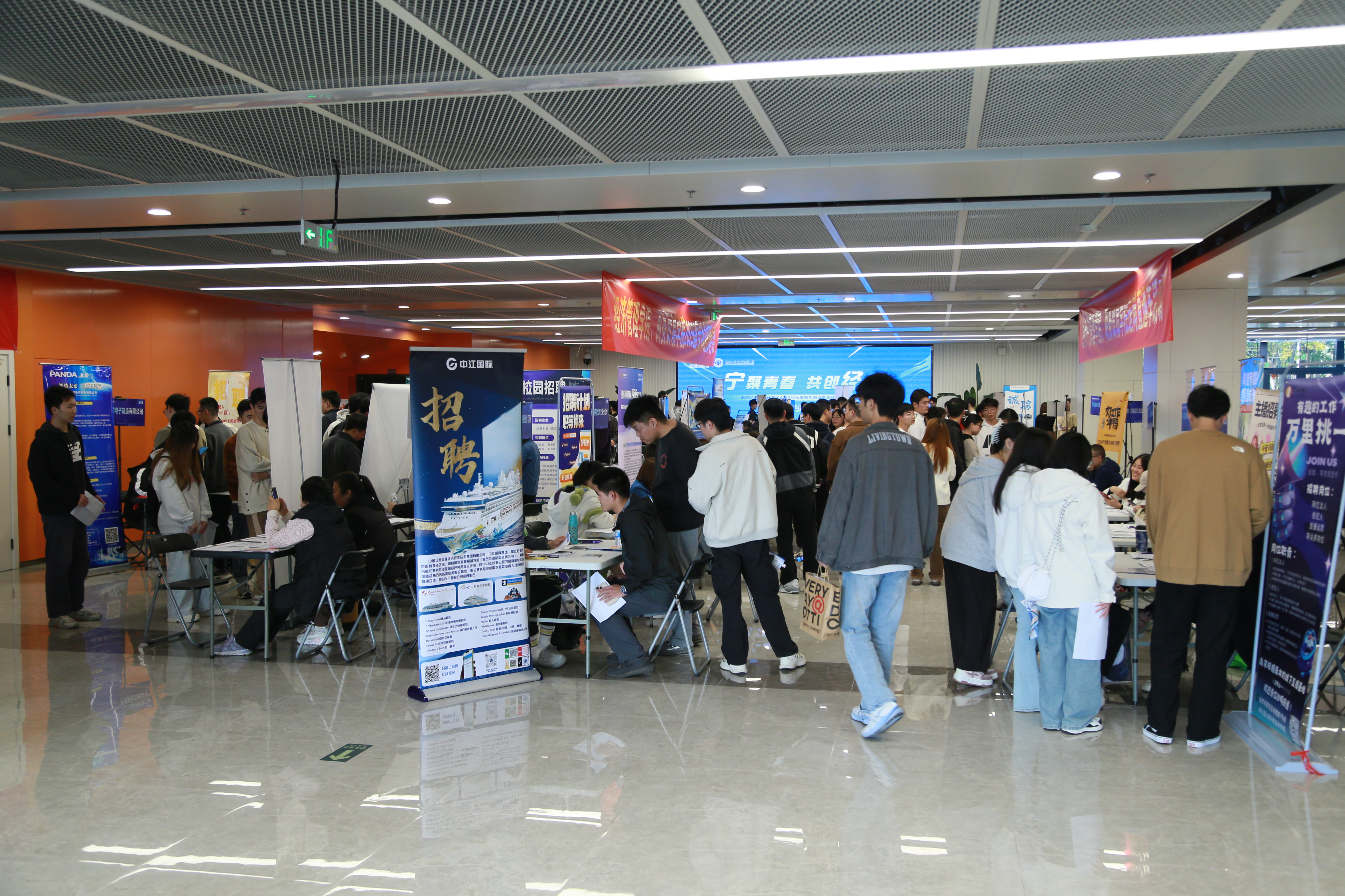 招聘现场.jpg 招聘现场.jpg